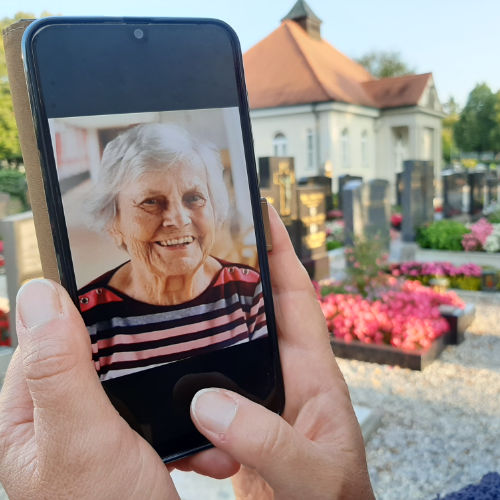 Smartphone auf dem Friedhof